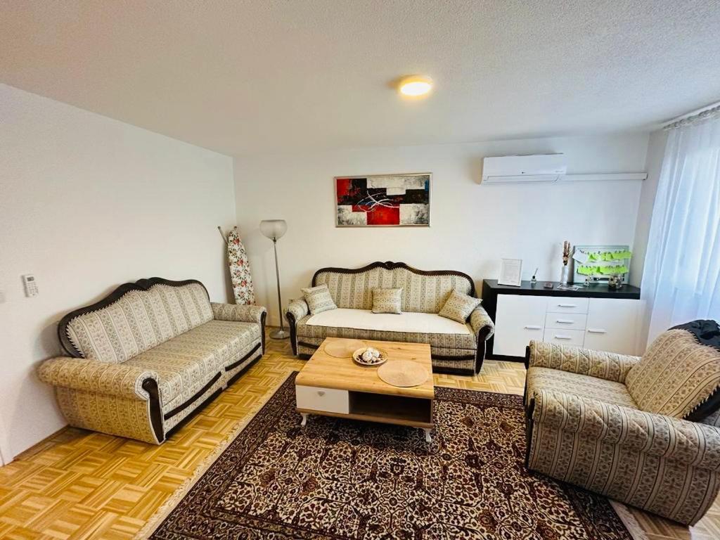 Apartment Etna! Near To Airport 塞拉耶佛 外观 照片