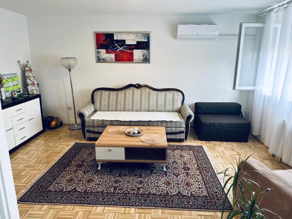 Apartment Etna! Near To Airport 塞拉耶佛 外观 照片